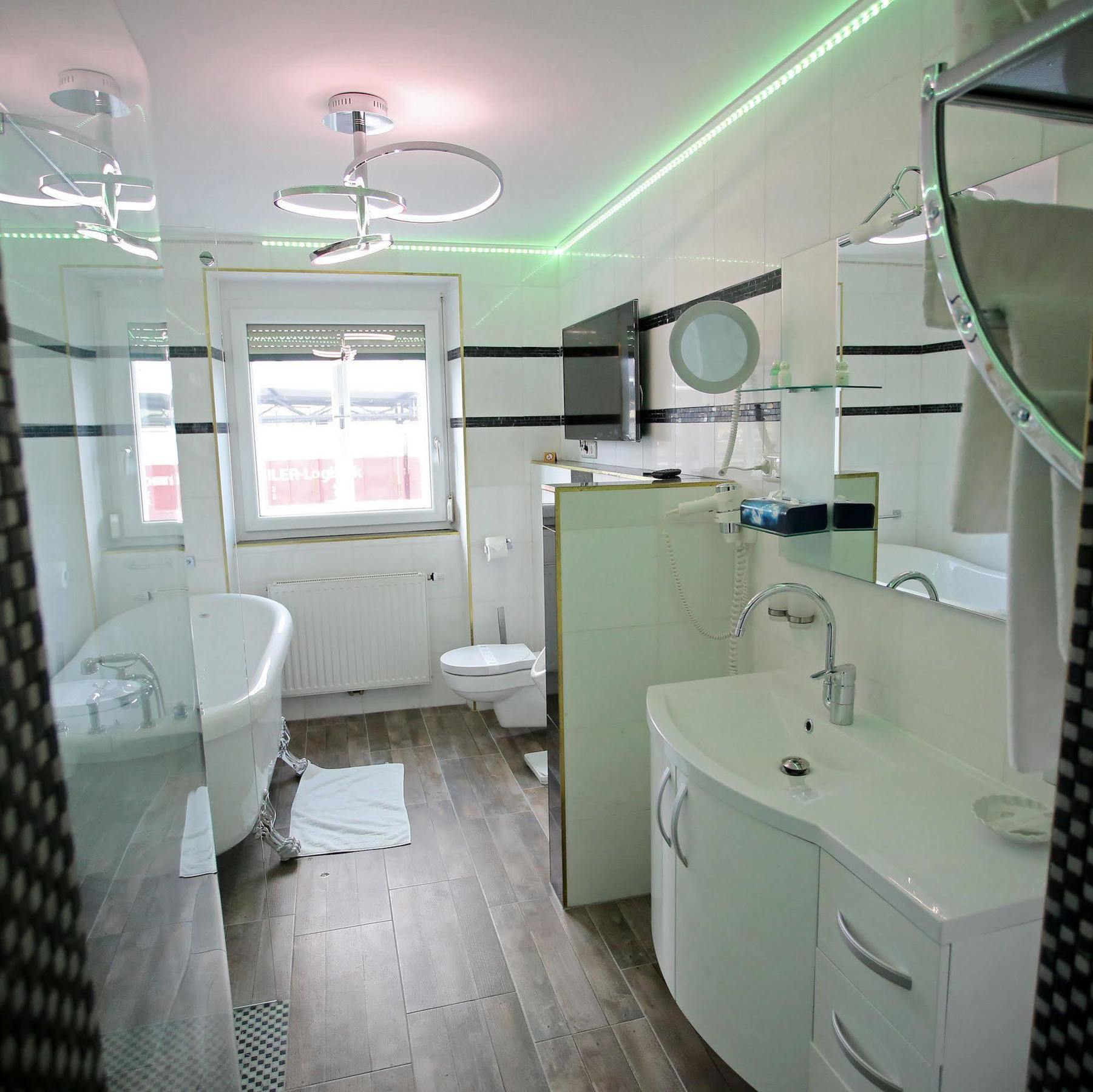 Hoeckner Plaza Hotel Attnang-Puchheim ภายนอก รูปภาพ